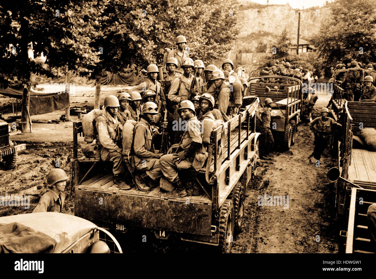 Les hommes du 24e Régiment d'infanterie se déplacer jusqu'à la ligne de front en Corée. 18 juillet 1950. Banque D'Images