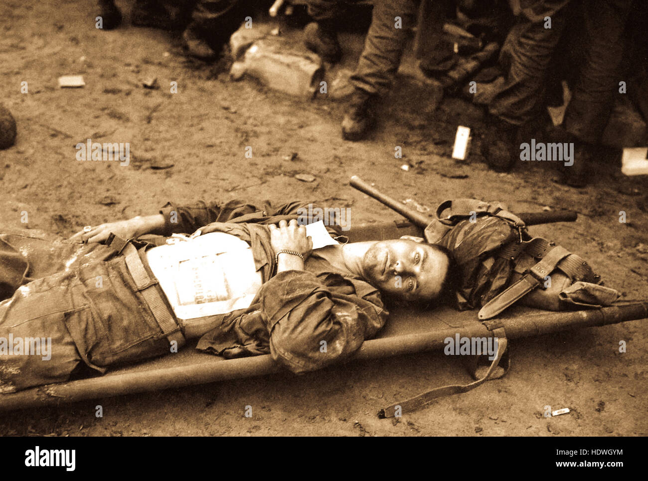 Un soldat du 21e Régiment d'infanterie se trouve sur une civière à un poste d'aide médical, après avoir été blessé pendant la traversée de la rivière Naktong en Corée. 19 septembre, 1950. Banque D'Images