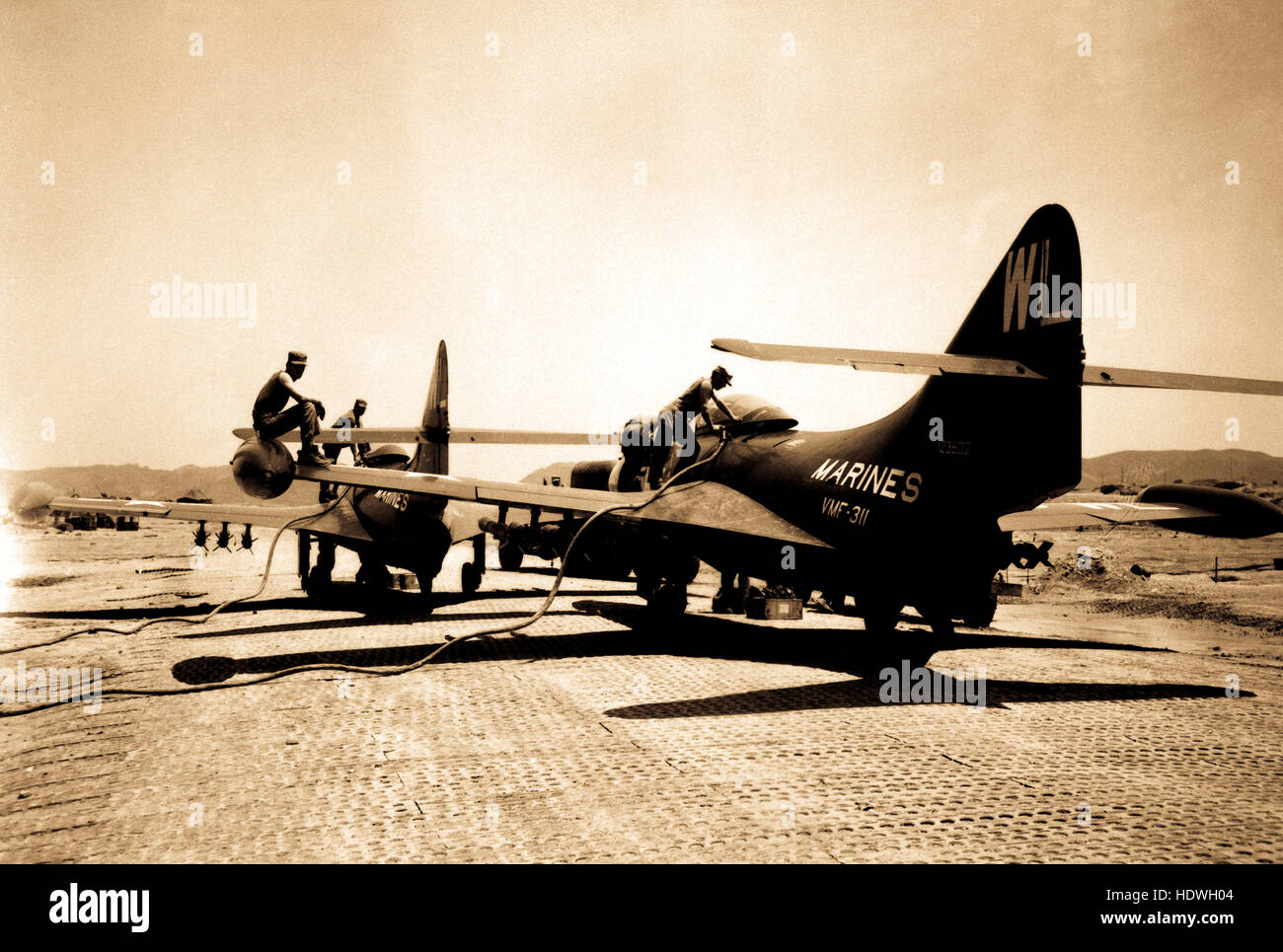 La Panthère de ravitaillement des avions sont après les roquettes ont été "accroché" sous les ailes. 1951. Banque D'Images
