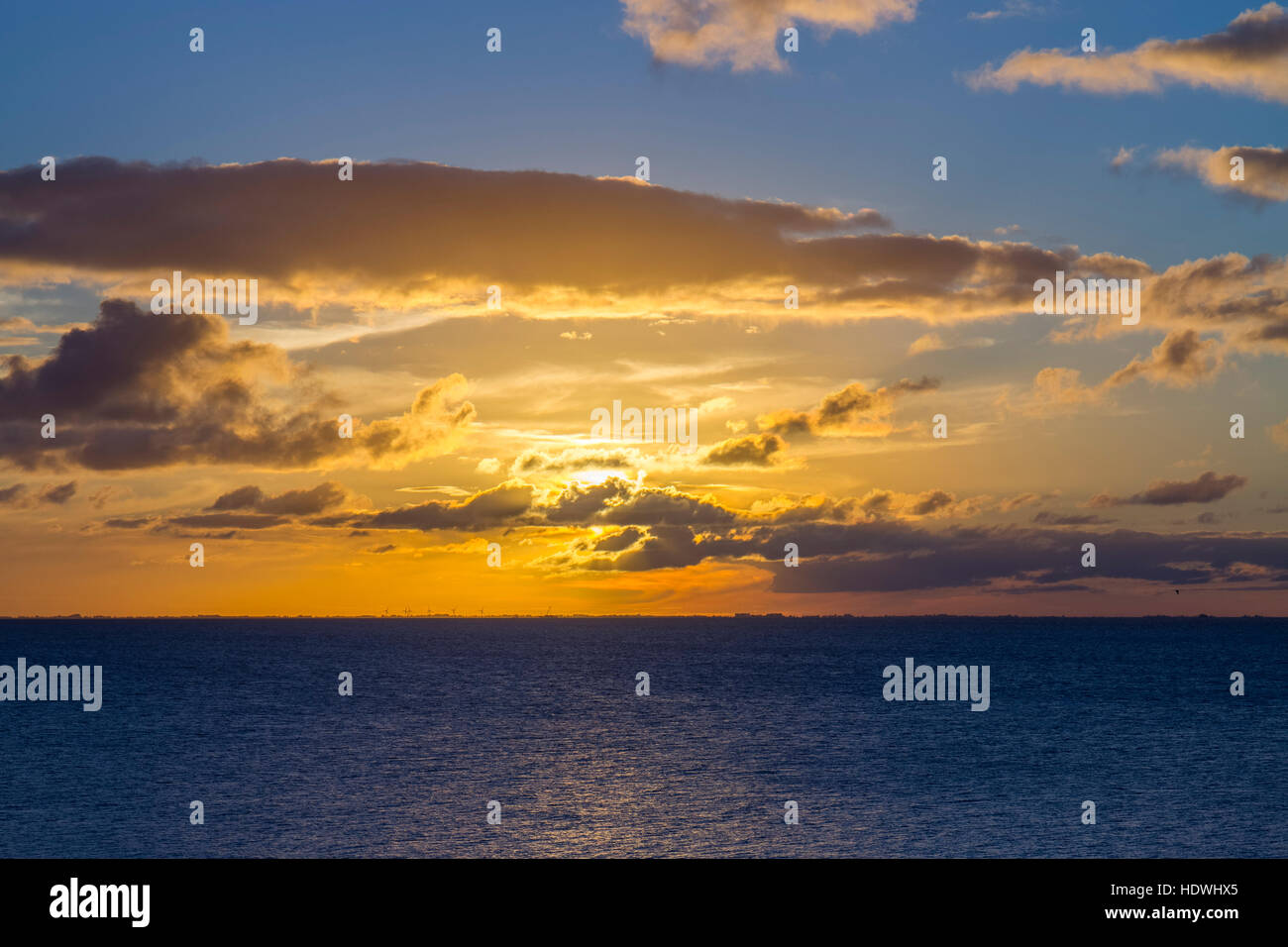 Avis sur le Wash au coucher du soleil. Hunstanton, Norfolk, Angleterre. Octobre. Banque D'Images