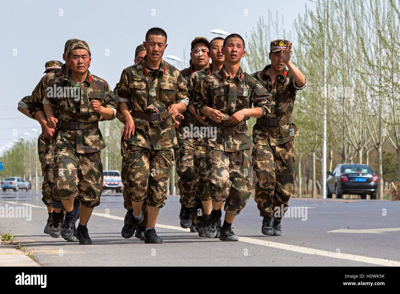 Des soldats chinois de la formation et de l'exercice, Wuzhong, Ningxia, Chine Banque D'Images