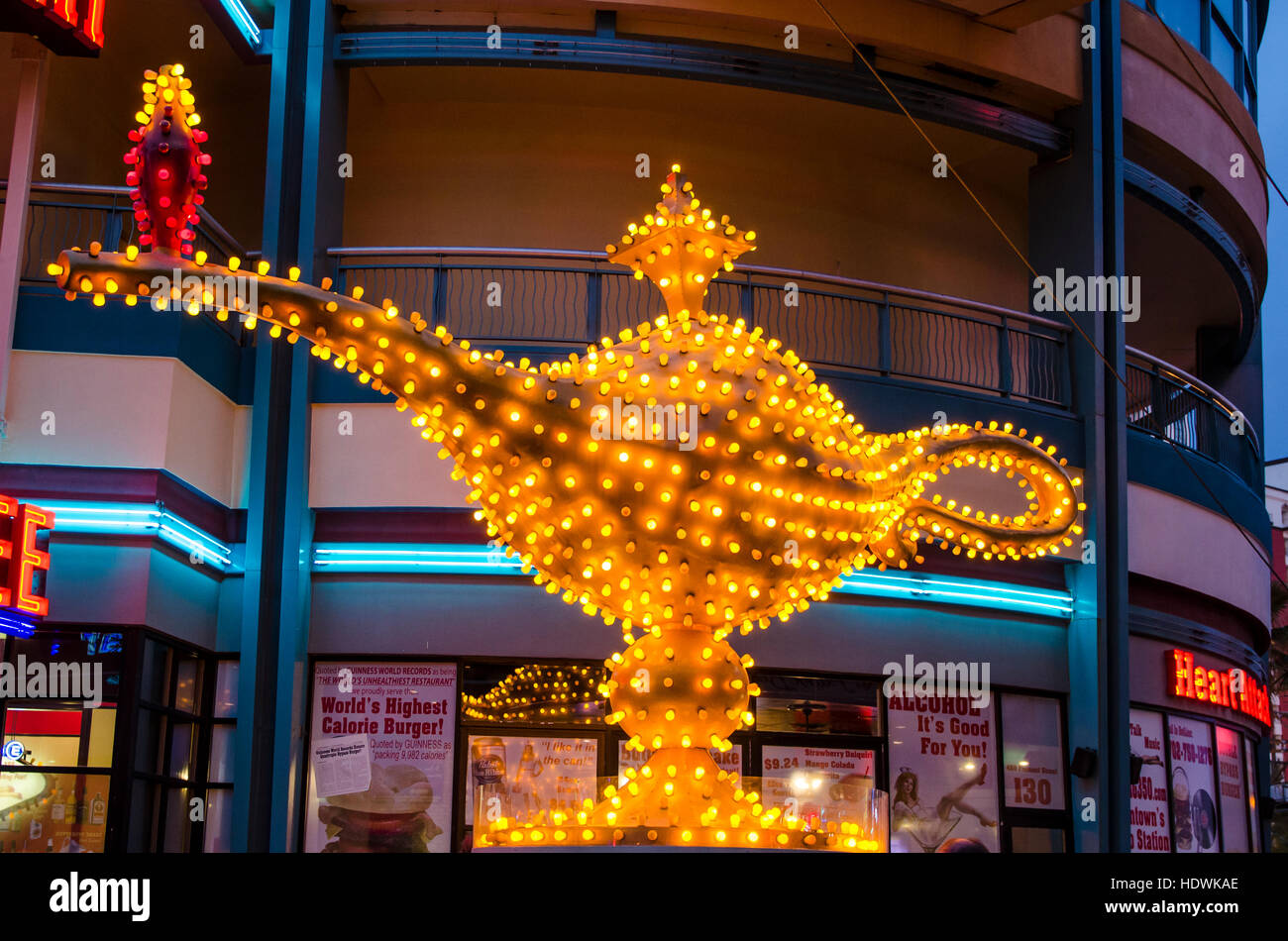 Aladdin's Lamp neon a été initialement installé à l'hôtel Aladdin en 1966, Neon Museum, Las Vegas, Nevada. Banque D'Images