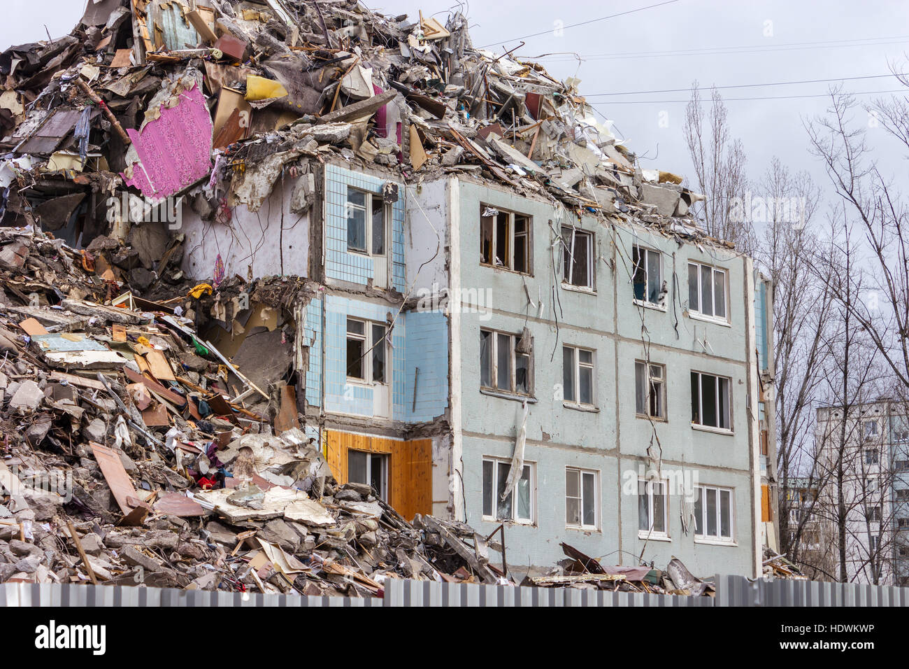 Démolition de bâtiments en milieu urbain. Maison en ruines. Banque D'Images