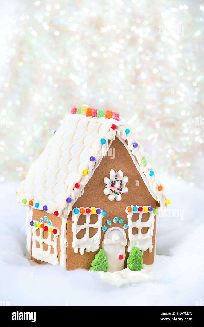 Gingerbread House Noël affiché contre la neige et la dentelle de fond de vacances Banque D'Images