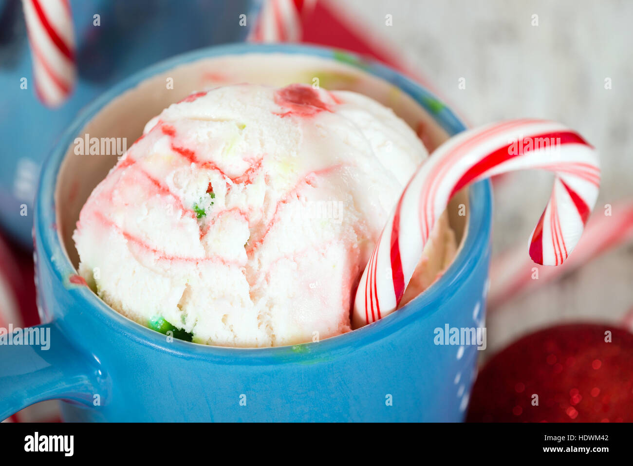 Peppermint ice-cream avec Candy Cane dans une tasse de bleu Banque D'Images