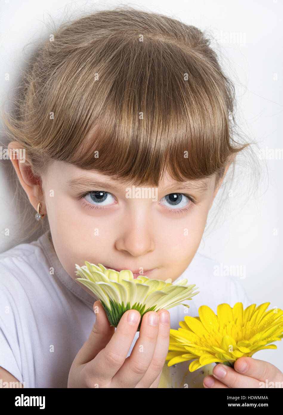 Belle petite fille aux fleurs de printemps Banque D'Images