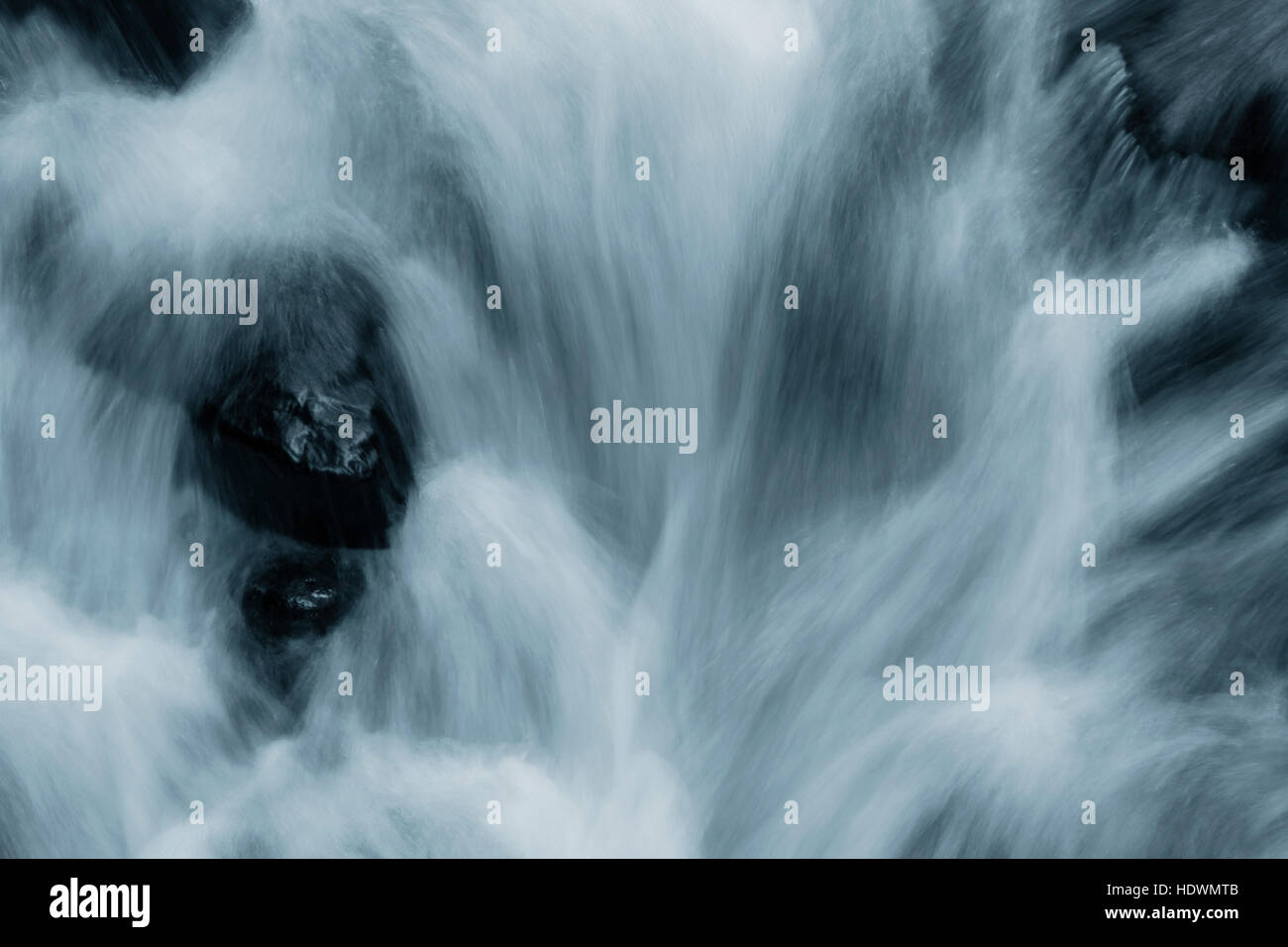 Ruisseau coule rapidement sur les rochers Banque D'Images