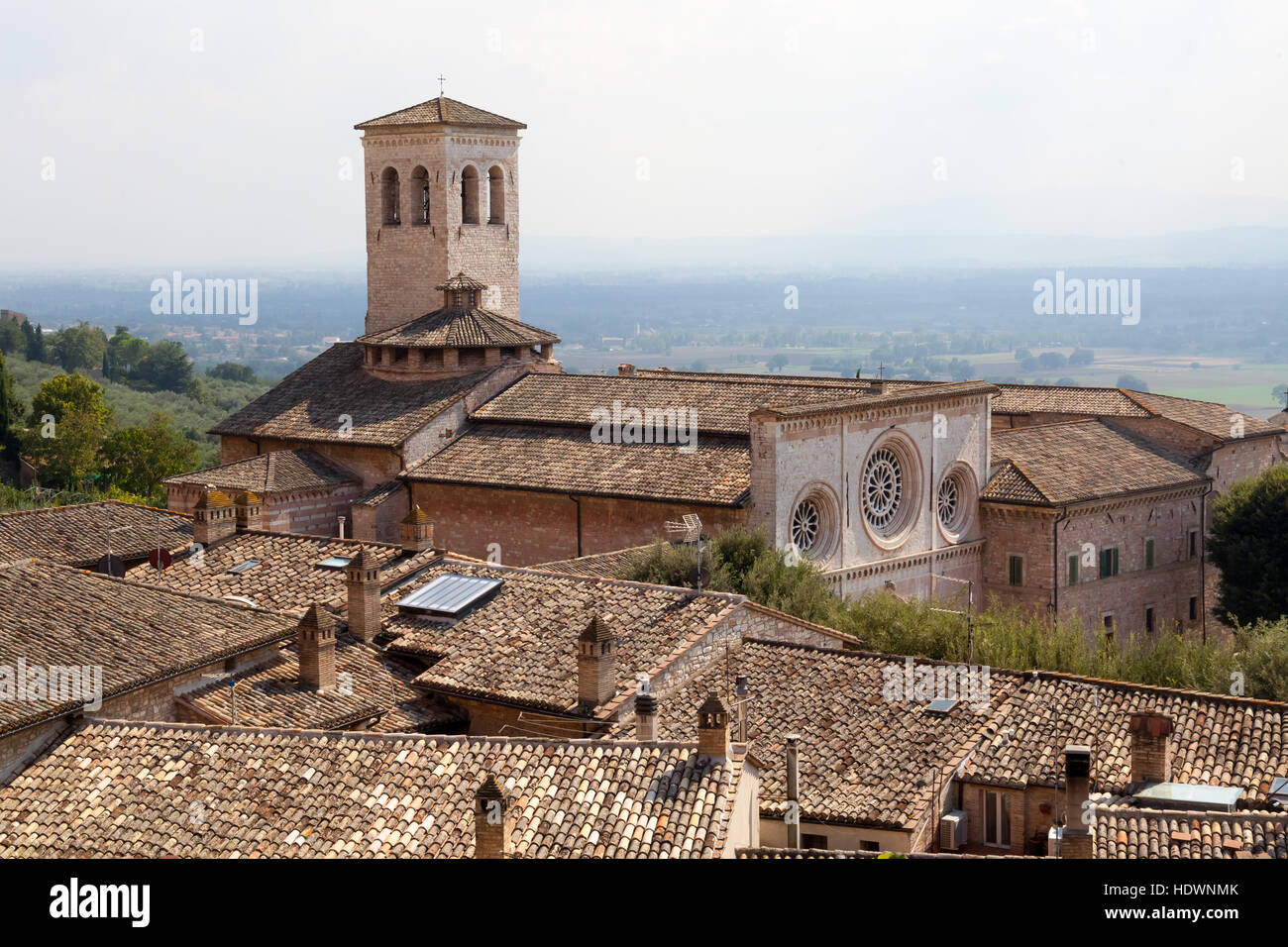 Toits et Abbaye de Saint Peter à Assise, en Ombrie, Italie. Banque D'Images