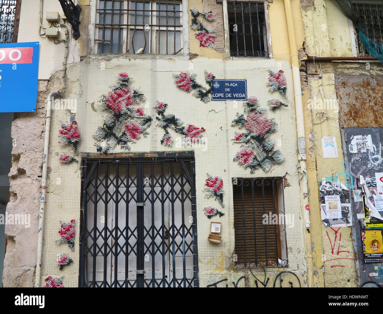 Façade inhabituelle de l'école Arquicostura à Valence, Espagne. Artiste Raquel Rodrigo. Banque D'Images