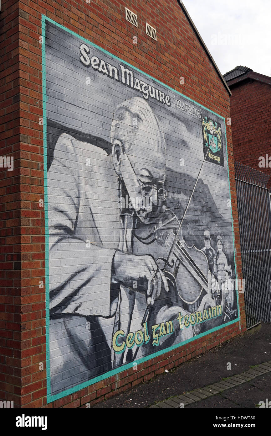 Belfast Falls Rd fresque républicaine- Sean Maguire musicien. L'ensemble de l'Irlande championne du violon Banque D'Images