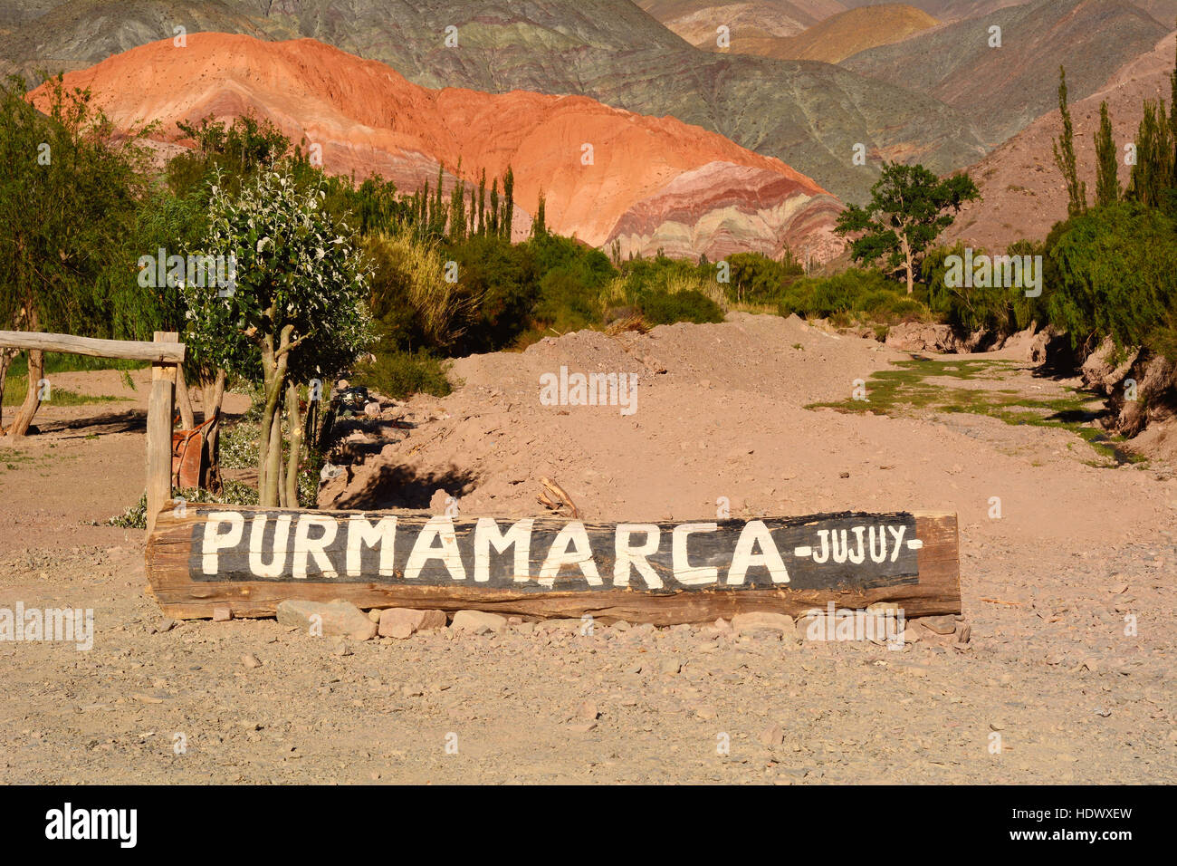 Signe de Purmamarca dans la vallée de colorée Quebrada de Humahuaca dans la province de Jujuy, dans le nord de l'Argentine. Banque D'Images