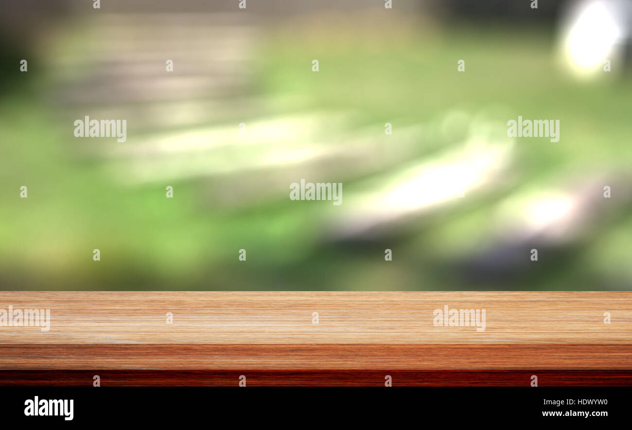 Table en bois sur fond vert, pour le flou d'afficher vos produits Banque D'Images