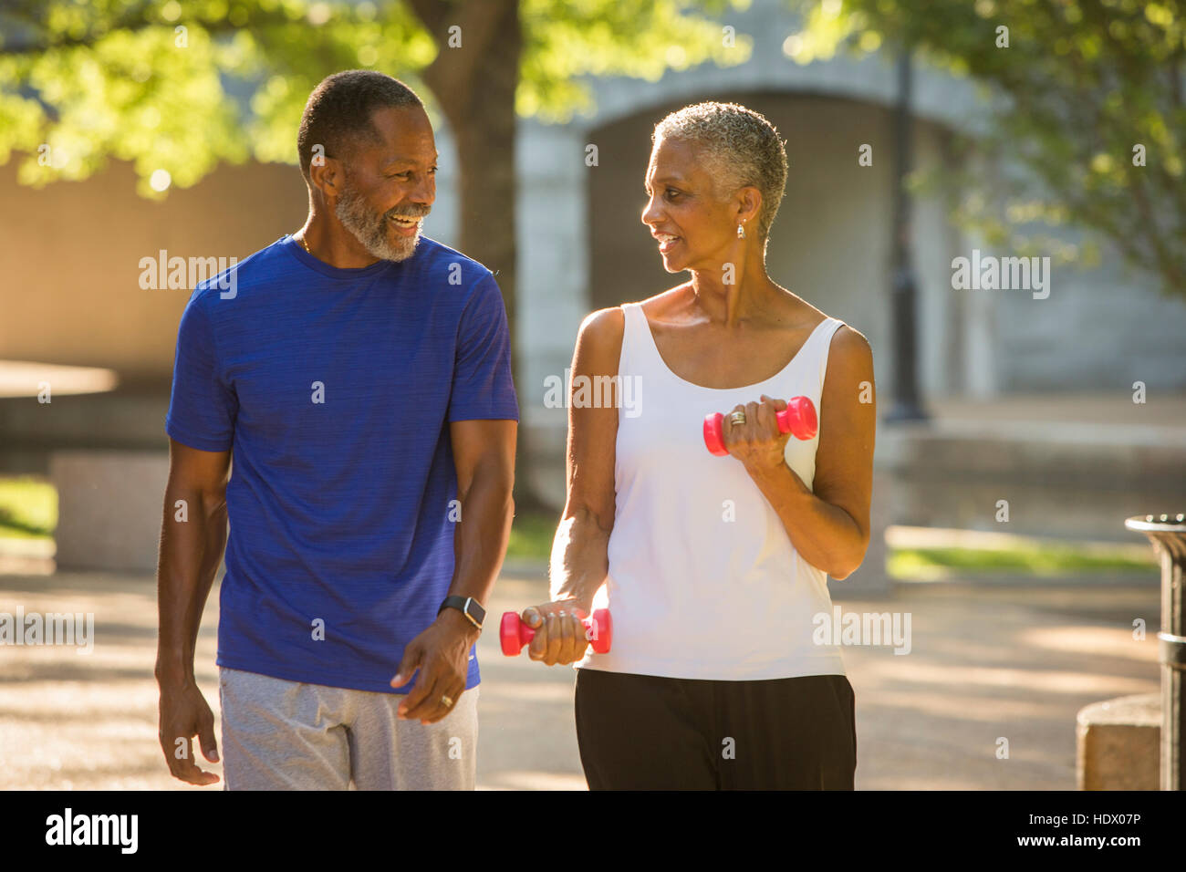 Black couple walking in park Banque D'Images