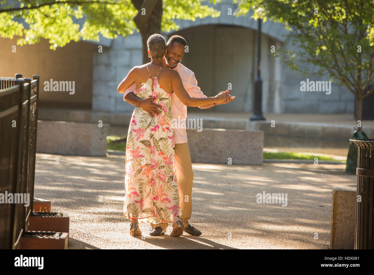 Black couple dancing in park Banque D'Images