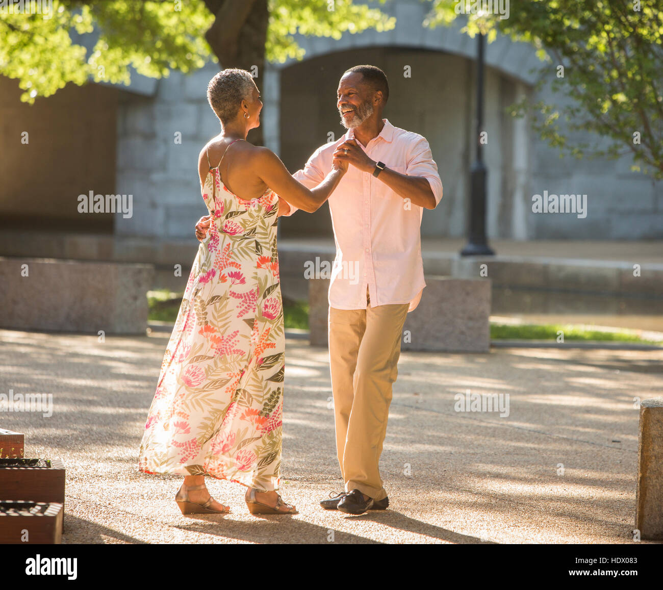 Black couple dancing in park Banque D'Images