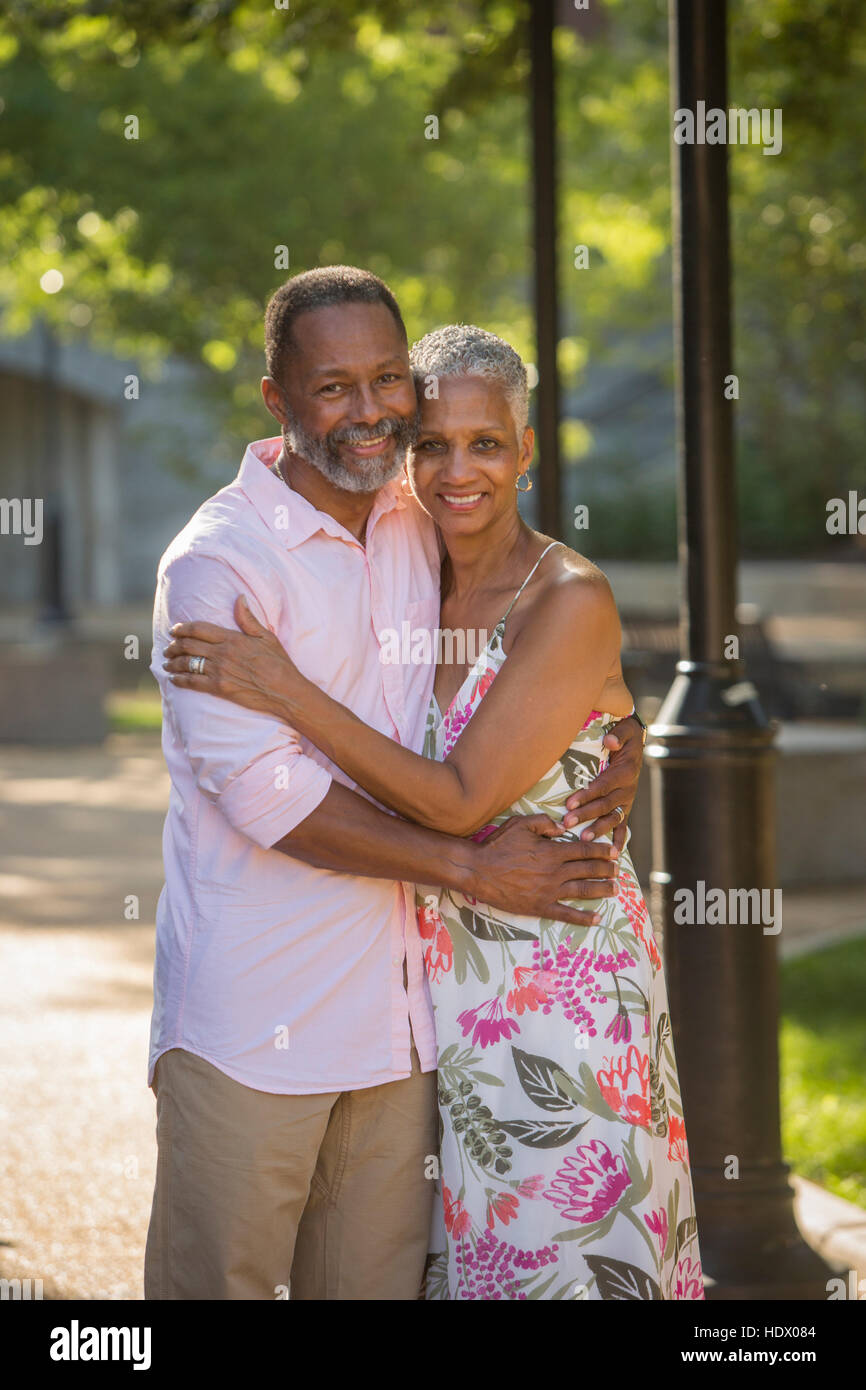 Black couple hugging in park Banque D'Images
