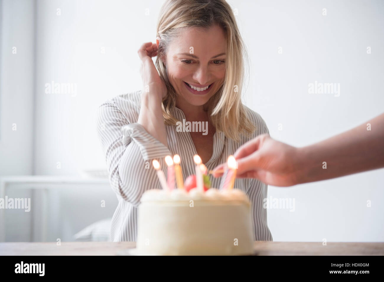 Éclairage ami cake pour Caucasian woman Banque D'Images