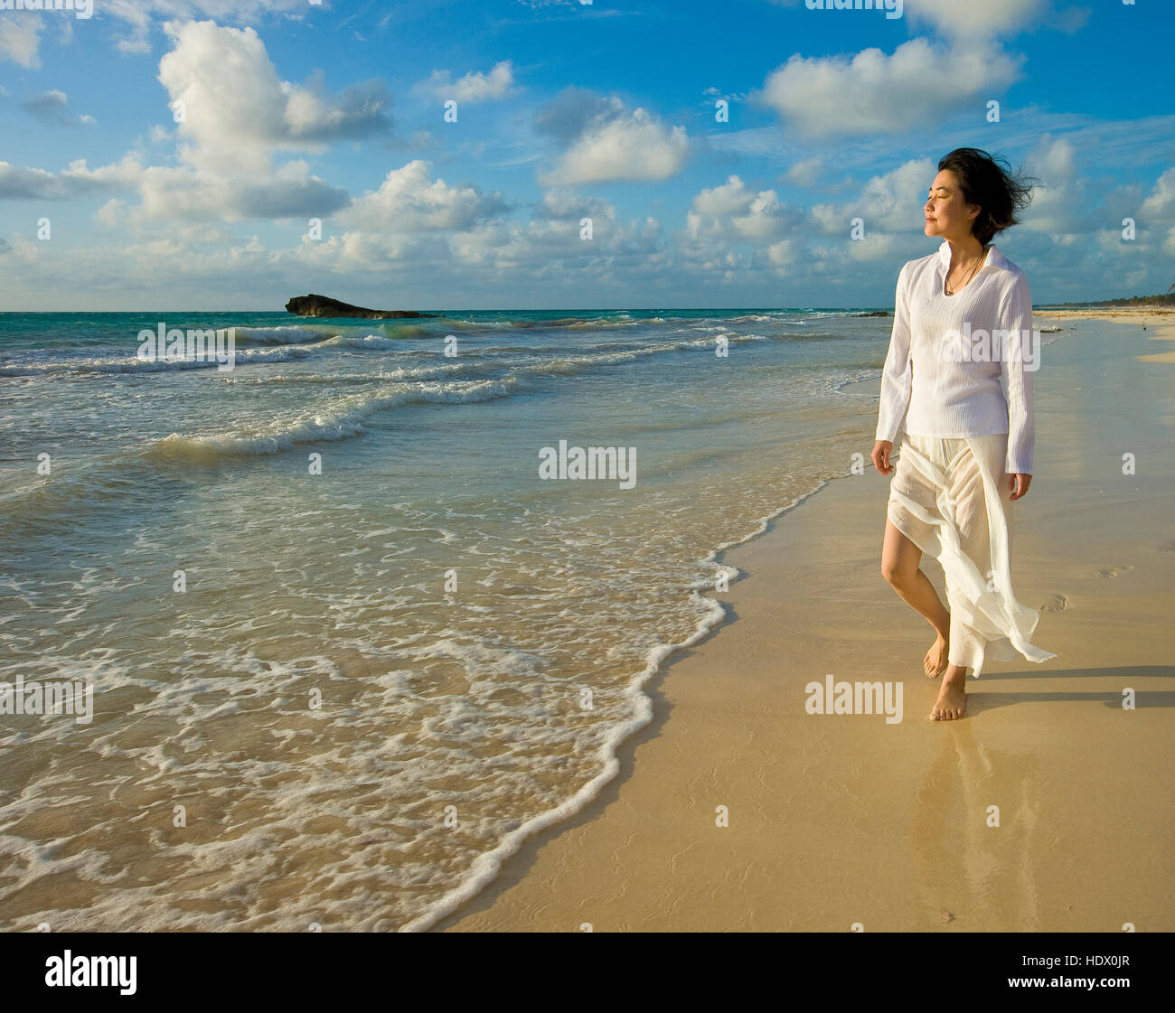 Japanese woman walking on beach Banque D'Images