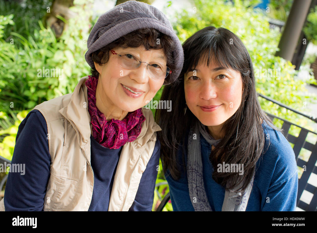 Portrait of smiling mother and daughter japonais plus âgés Banque D'Images