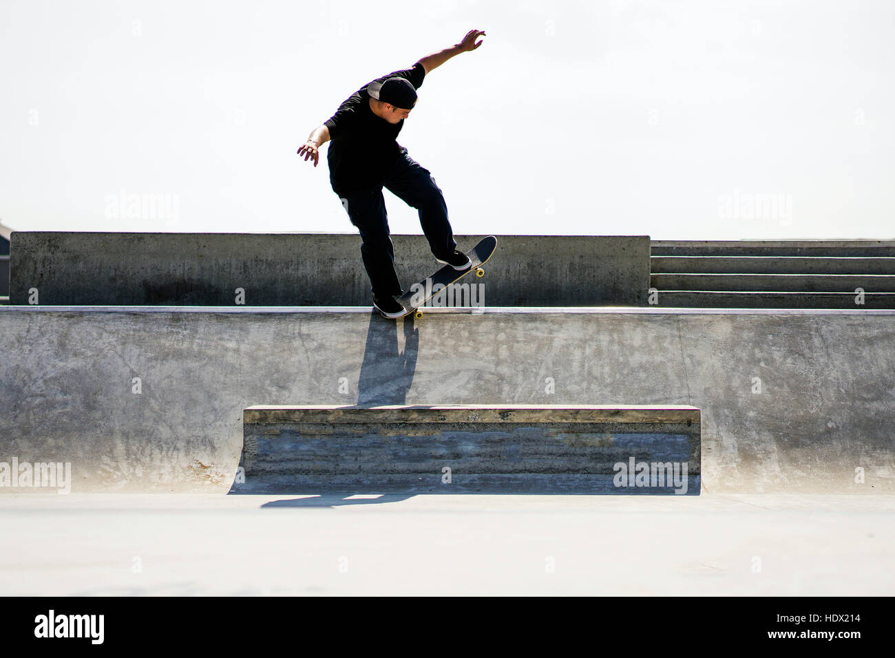 Caucasian man riding skateboard dans skate park Banque D'Images