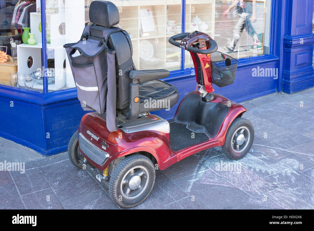 Équipements de mobilité Shoprider triporteur à l'extérieur de magasin de charité, Northbrook Street, Newbury, Berkshire, Angleterre, Royaume-Uni Banque D'Images