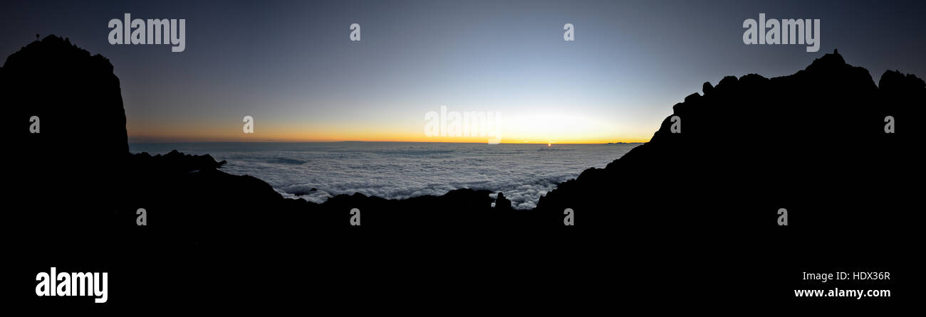 Photo panoramique de vue du haut de la montagne, au lever du soleil sur le mont Wilhelm, la Papouasie-Nouvelle-Guinée. Banque D'Images