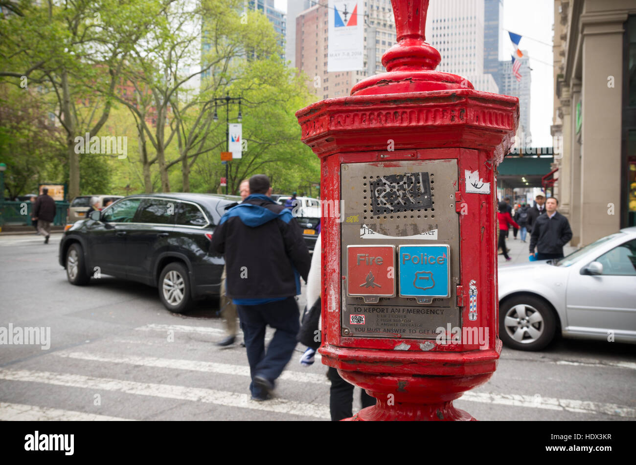 Appel d'urgence rouge-box dans les rues de New York Banque D'Images
