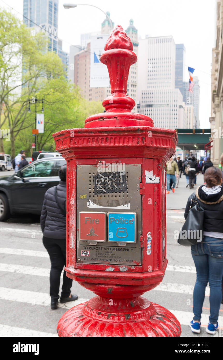 Appel d'urgence rouge-box dans les rues de New York Banque D'Images