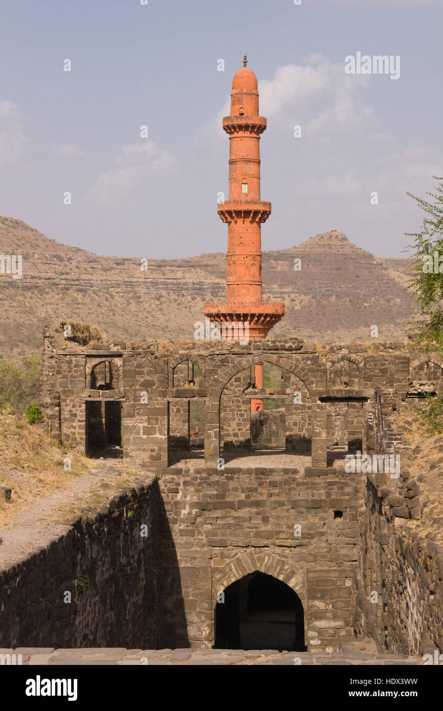 Tour victoire islamique (Chand Minar) à Daulatabad Fort dans le Maharashtra, en Inde. 14e siècle construit vers votre annonce. Banque D'Images
