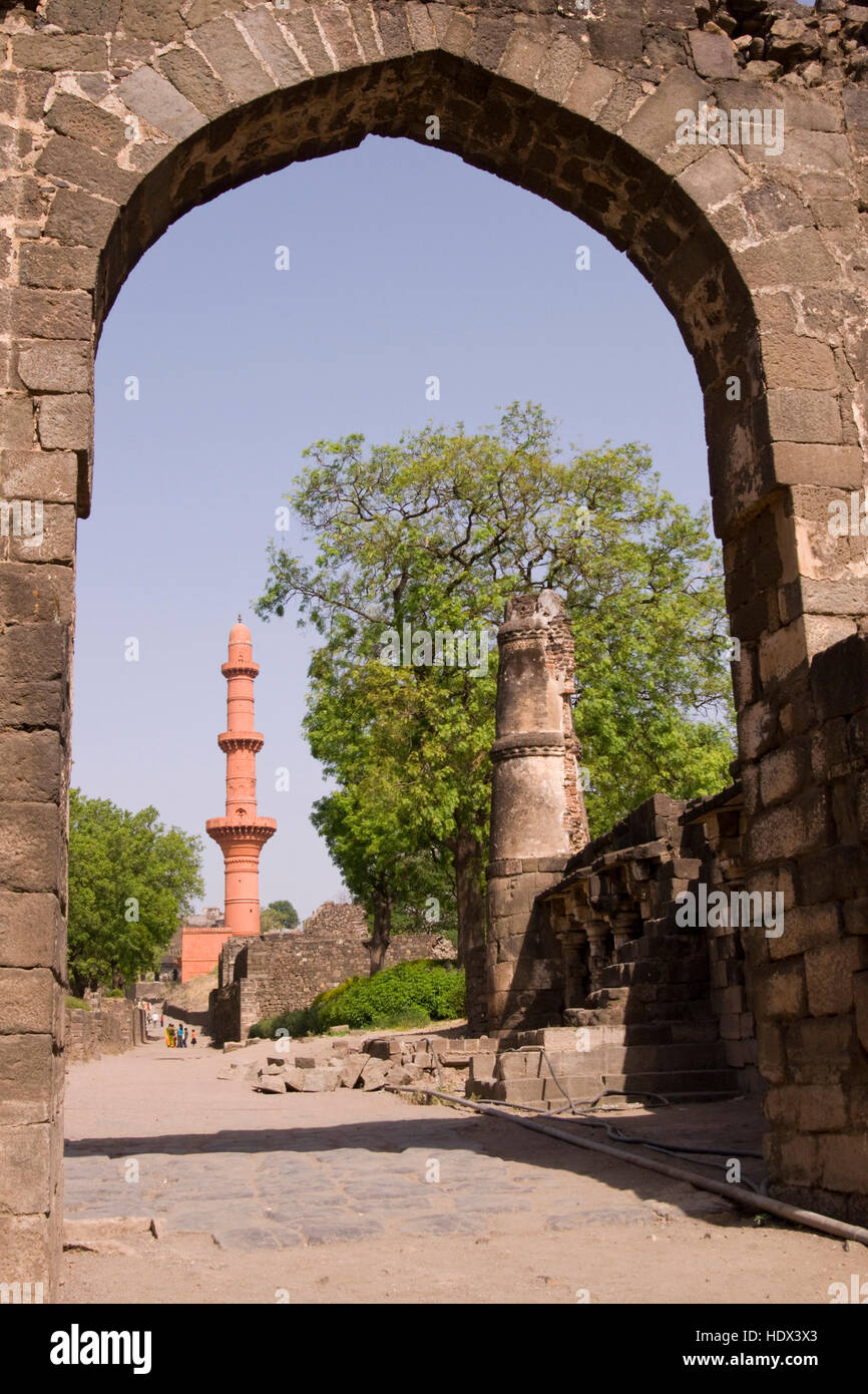 Tour victoire islamique (Chand Minar) encadrée dans l'entrée de Daulatabad Fort, de l'Inde. 14e siècle AD. Banque D'Images