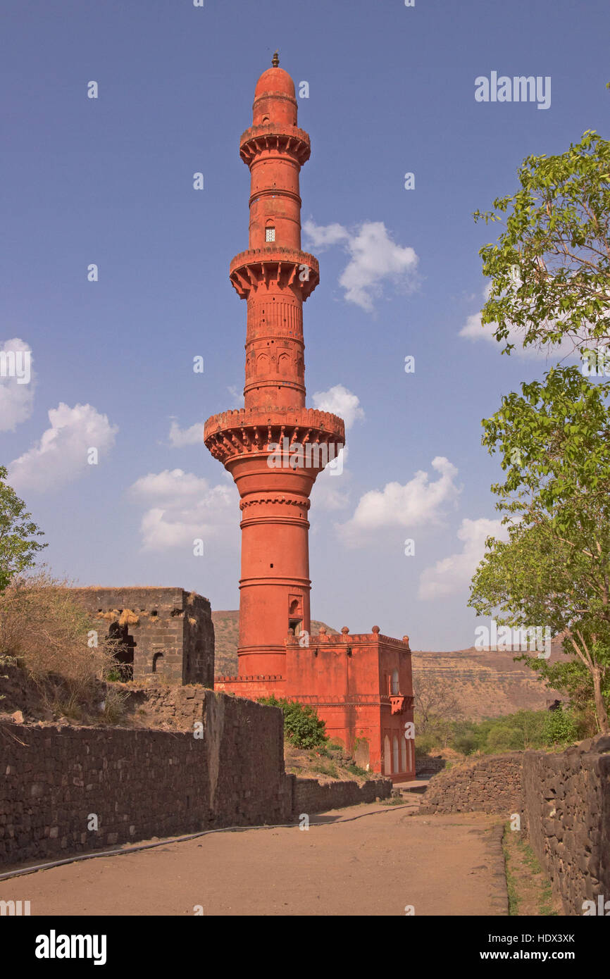 Tour victoire islamique (Chand Minar) à Daulatabad Fort dans le Maharashtra, en Inde. 14e siècle construit vers votre annonce. Banque D'Images
