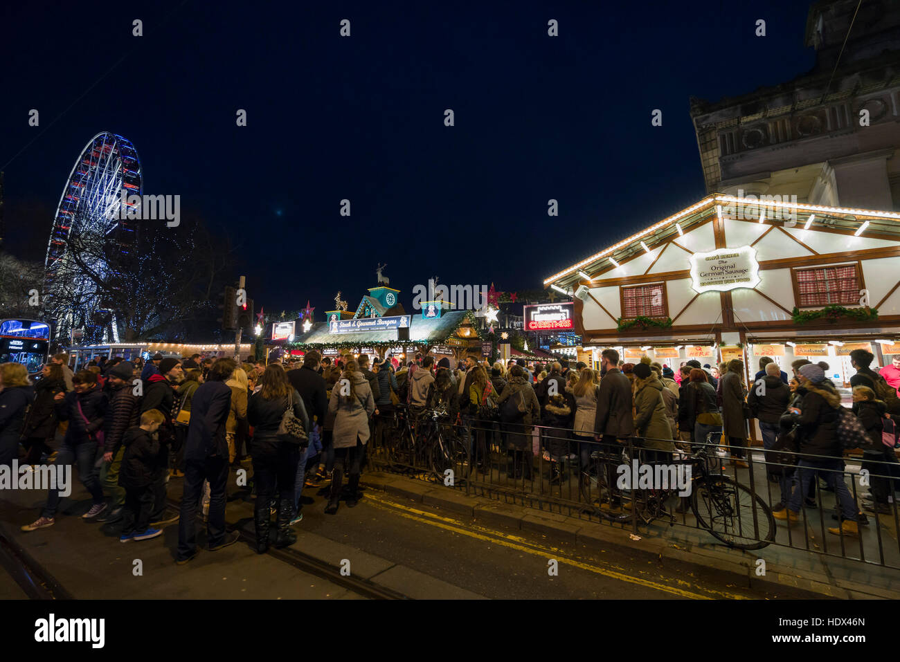 Noël d'Édimbourg, Ecosse tourisme - Marché de Noël, Princes Street. La foule à l'entrée aux marchés. Banque D'Images