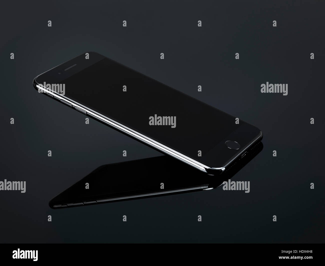 Apple iPhone 7 Plus avec écran vide, à un angle de défier la gravité, artistique, vie toujours isolé sur fond noir Banque D'Images