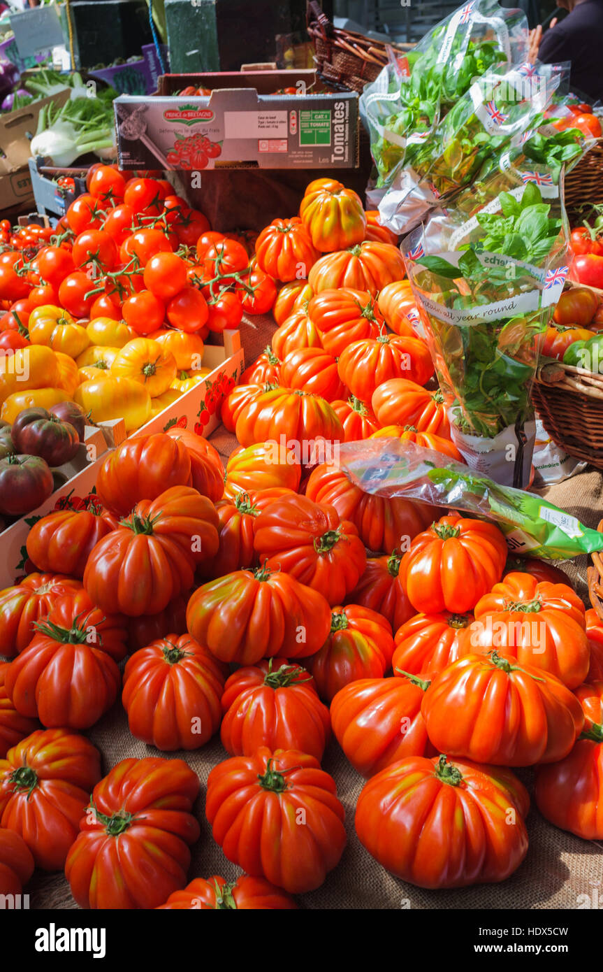 Tomates et basilic sur un marché à Borough Market, Southwark, Londres, Royaume-Uni. Banque D'Images