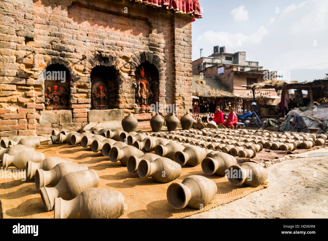 La poterie est le séchage au soleil dans les rues Banque D'Images