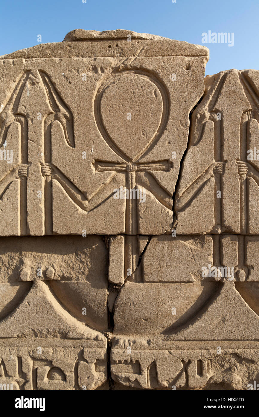 Close up de travaux de secours et la sculpture au temple de Mout le Grand à Karnak, Louxor Égypte Banque D'Images