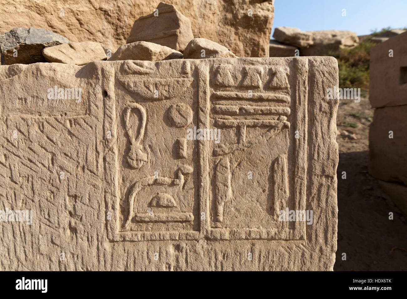 Close up de travaux de secours et la sculpture au temple de Mout le Grand à Karnak, Louxor Égypte Banque D'Images