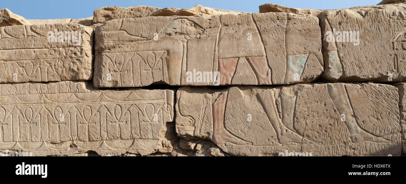 Le soulagement de la circoncision des scènes dans le temple de Mout le Grand à Karnak, Louxor Égypte Banque D'Images