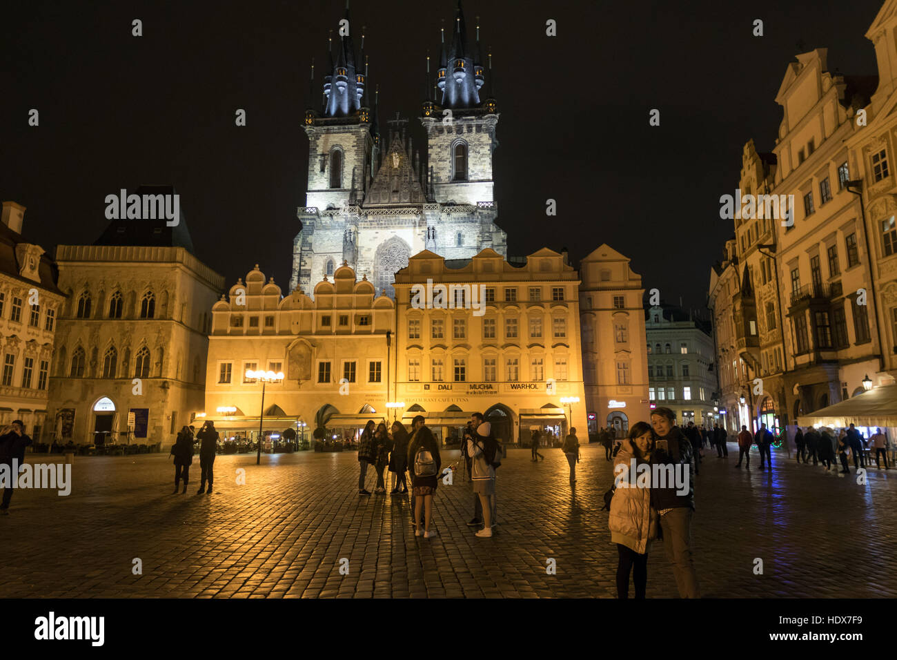 Les visiteurs apprécient la place de la vieille ville de Prague, par nuit Banque D'Images