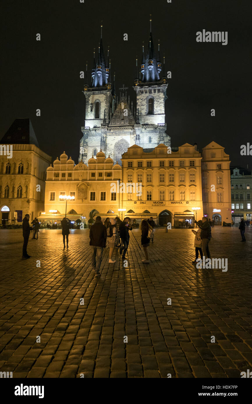 Les visiteurs apprécient la place de la vieille ville de Prague, par nuit Banque D'Images