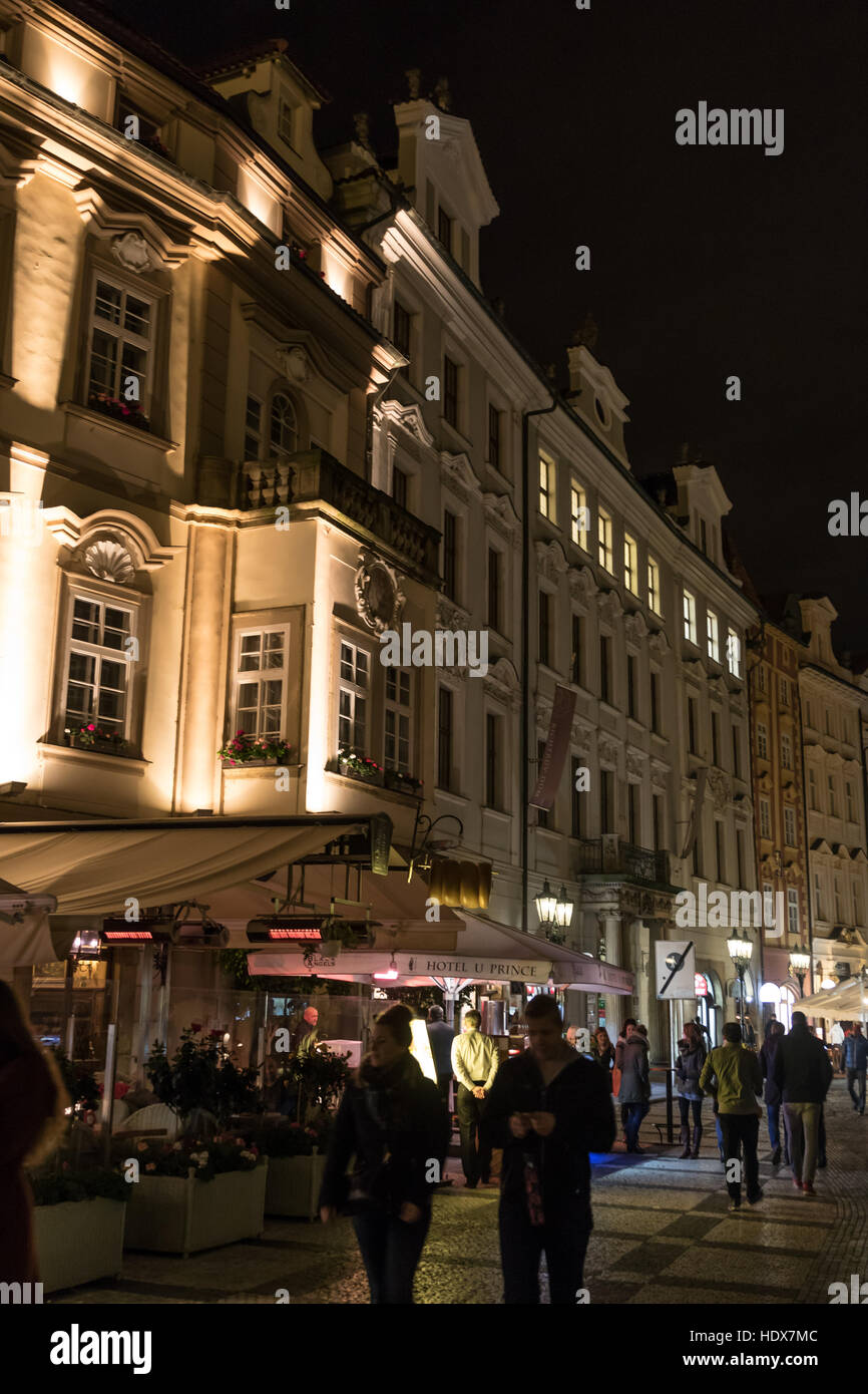 Les visiteurs marchent par nuit passé hôtels et restaurants à Malé náměstí dans la Vieille Ville, Prague Banque D'Images