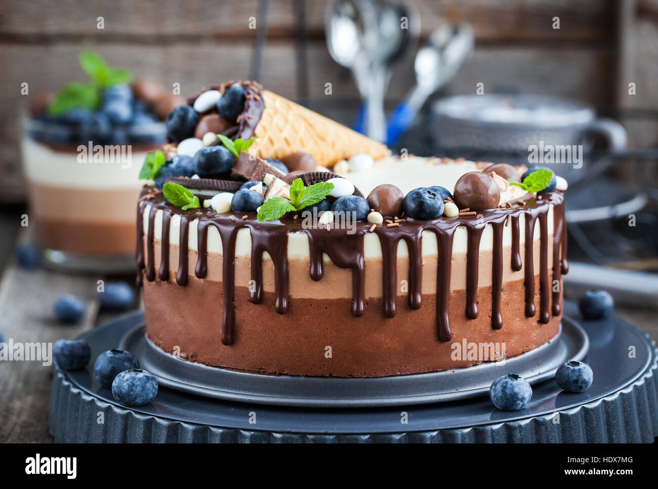 Trois Délicieux Mousse au chocolat gâteau décoré avec cornet gaufré, de bleuets frais, menthe, bonbons et de givre Banque D'Images