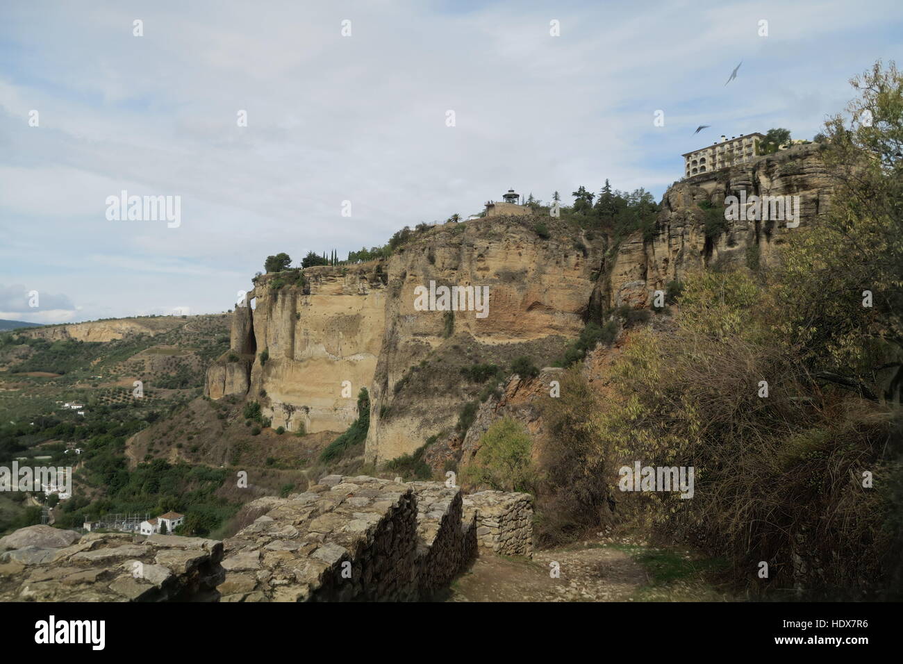 Montagnes de Ronda Sur le chemin vers le bas pour le Puente Nuevo en Espagne. Banque D'Images