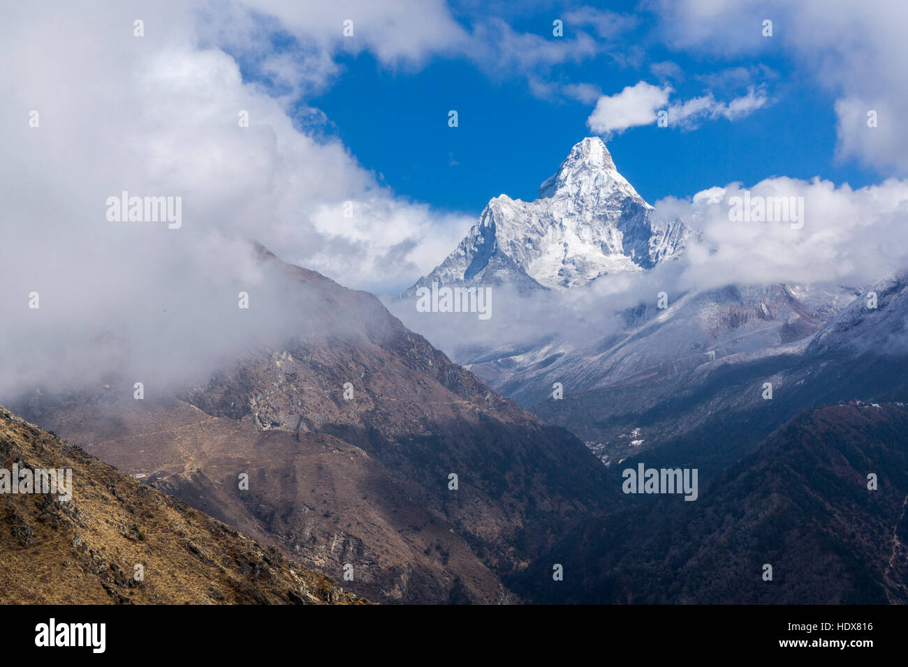 La montagne l'Ama Dablam (6856m) est à la recherche à travers les nuages Banque D'Images