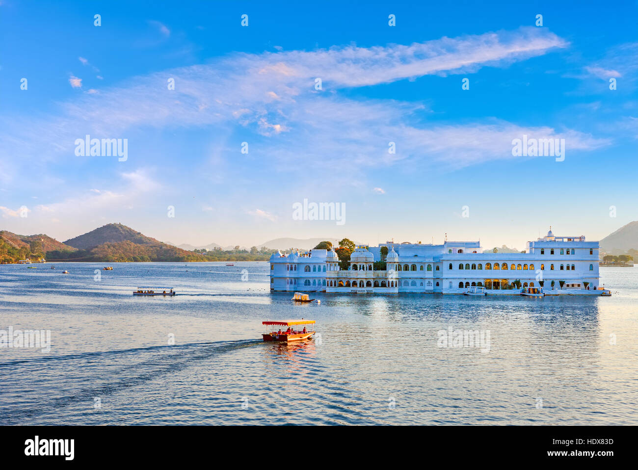 Taj Lake Palace sur le lac Pichola à Udaipur, Rajasthan, Inde. Banque D'Images