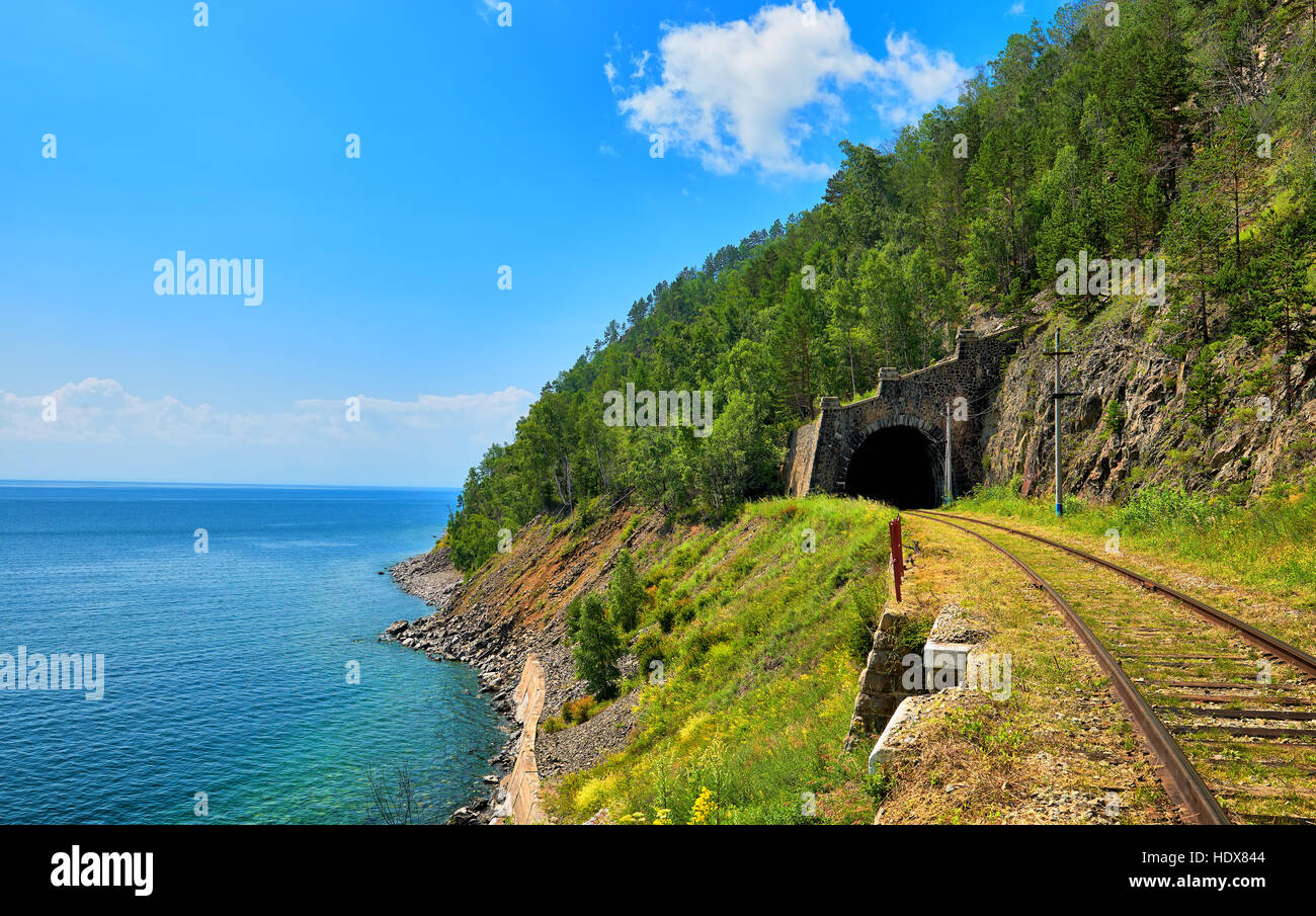 Tunnel de chemin de fer et au-dessus de la forêt. Le lac Baïkal. La Russie Banque D'Images