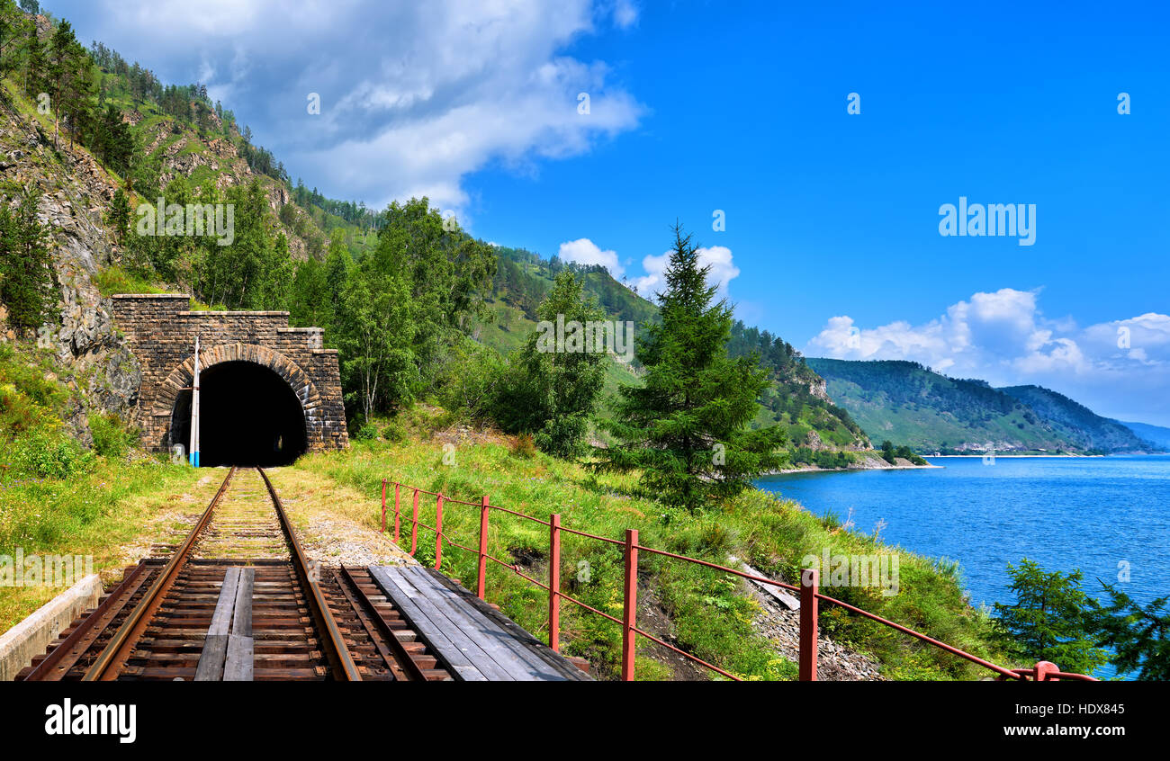 Fer Tunnel près du Lac Baïkal et le pont en premier plan. Région d'Irkoutsk. La Russie Banque D'Images