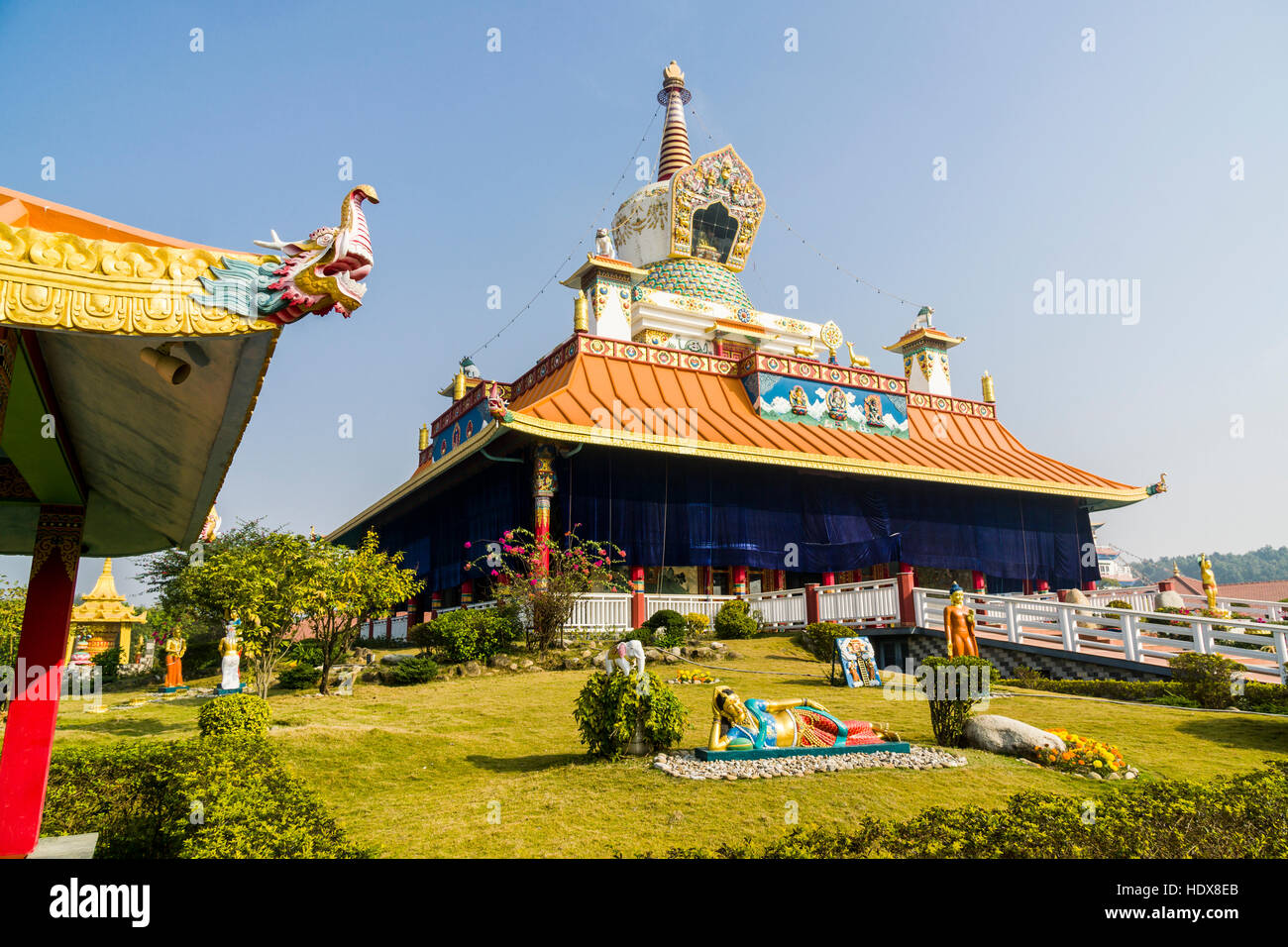 Drigung kugyud le grand stupa de lotus, l'un des nombreux temples bouddhistes internationales entourant la naissance de Siddhartha Gautama, le présent bud Banque D'Images