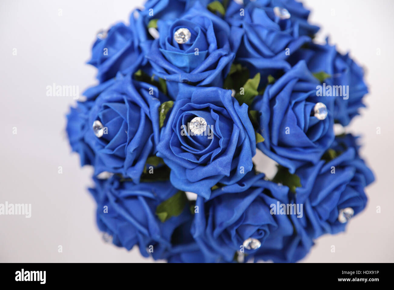 Bouquet de mariage rose en soie bleu avec 'dverre diamants' intégré dans les fleurs Banque D'Images