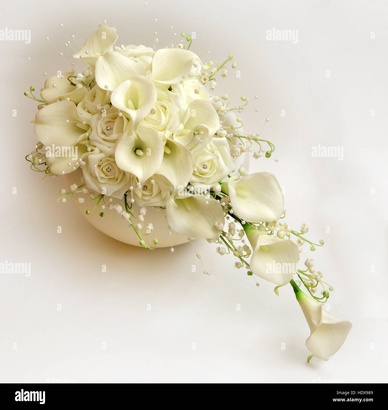 Bouquet de mariée fait à partir de roses, des lis, et lis de la vallée, dans des tons blancs et crème. Banque D'Images